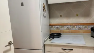 Charming ground-floor apartment located on Alameda de Cádiz. The living room features two windows overlooking the promenade, while the kitchen and both bedrooms have windows facing an internal courtyard. Interior joinery is white lacquered wood, exterior joinery is aluminium. Very close to Plaza de Mina and Plaza de San Antonio. Air conditioning and heating pre-installation. Close to shops, restaurants and bus stops. Best viewed in person. Taxes, notary fees and agent’s commission are not included in the price. photo 2