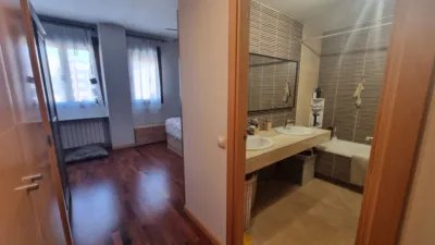 Semi-detached chalet on Avenida María Moliner photo 17