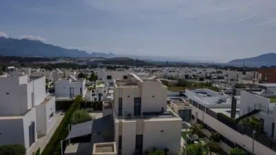 Chalet en venta en Calle Amberes - Más