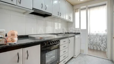 Piso en venta en Avinguda d'Europa, cerca de Avinguda d' Amèrica, Bellvitge (L'Hospitalet de Llobregat) de 259.900 €