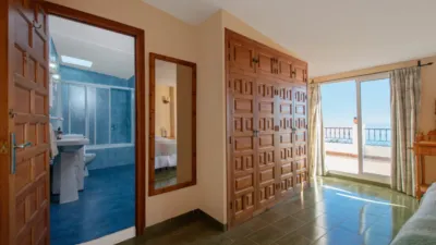 Top-floor apartment on Calle Real photo 13