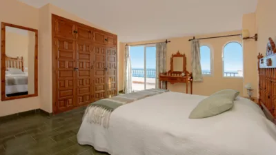 Top-floor apartment on Calle Real photo 9