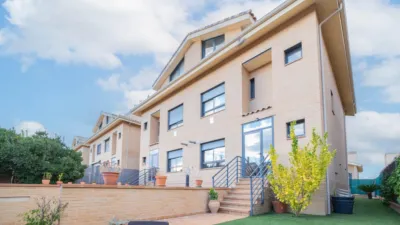 Chalet pareado en venta en Calle de Camariñas, cerca de Calle de Arousa, Zona Bulevar (Arroyomolinos) de 619.900 €