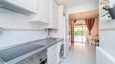 Semi-detached chalet on Calle de Juana I photo 3