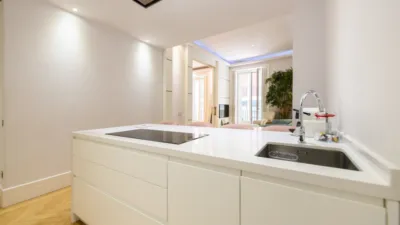 Apartamento en alquiler en Calle de la Reina - Imagen 2