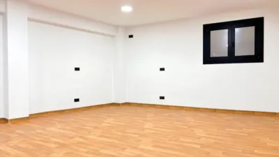 Local comercial en alquiler en Avenida de Rosalía de Castro, cerca de Rúa Nova de Abaixo - Més