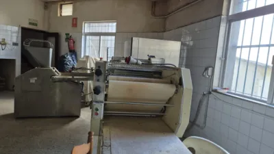 Local comercial en alquiler en Avenida Principal, cerca de Calle de Rosalía de Castro - Más