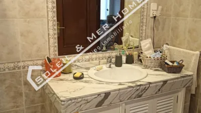 Casa adosada en venta en Calle Virgen de los Milagros, cerca de Calle Alquiladores - Más