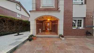 Chalet pareado en venta en Calle Aureliano Linares Rivas, Centro (Castro Urdiales) de 650.000 €