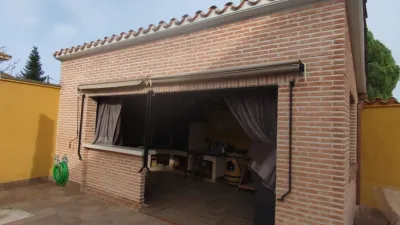 Chalet unifamiliar en venta en Avenida Autonomías , Número 6, Yunquera de Henares de 405.000 €