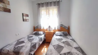 Semi-detached house on Calle Laguna de Sariñena photo 7