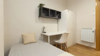 Habitación en alquiler en Calle de Franco y López, Universidad (Zaragoza Capital) de 340 €<span>/mes</span>