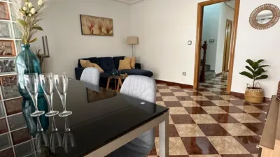 Casa adosada en alquiler en Carrer de Hilarión Eslava, cerca de Carrer Conrado del Campo, Sector V-El Canal (Distrito Núcleo Urbano. Elx - Elche) de 950 €<span>/mes</span>