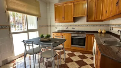 Casa adosada en alquiler en Carrer de Hilarión Eslava, cerca de Carrer Conrado del Campo, Sector V-El Canal (Distrito Núcleo Urbano. Elx - Elche) de 950 €<span>/mes</span>
