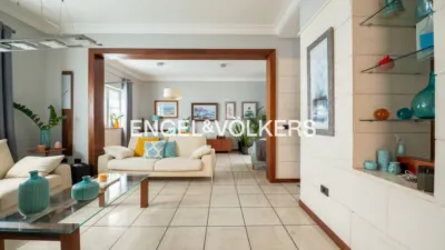 Semi-detached house on Calle Pérez Soto photo 2