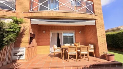Semi-detached house on Carrer de Joaquim Mir photo 3