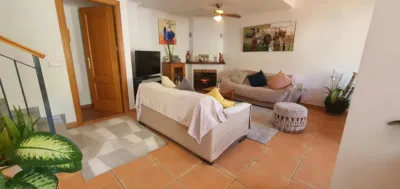 Semi-detached house on Manantial Street photo 3
