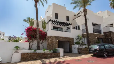 Semi-detached villa on Calle del Califato photo 3