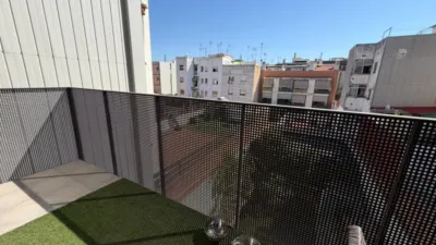 Duplex for sale in Sant Boi, second floor, total area 70 m², usable area 65 m². It features two double bedrooms, 2 full bathrooms with shower trays, adapted for people with disabilities, air conditioning (cooling and heating), and central heating. The property is less than 5 years old. It includes a lift, external joinery (PVC), an open-plan kitchen, and an exterior living/dining room with a balcony. Condition: sunny. Private terrace of approximately 15 m² on the second floor. Flooring: parquet, double glazing, exterior facing. Emissions energy rating: B 5, consumption energy rating: B 50. This is a highly efficient climate control system that extracts up to 77% of ambient energy from the outside air via a heat pump to provide heating, cooling, and hot water. Additionally, the flat is equipped with home automation. Good location, close to shops, schools, health centers, cafés, and more. photo 3