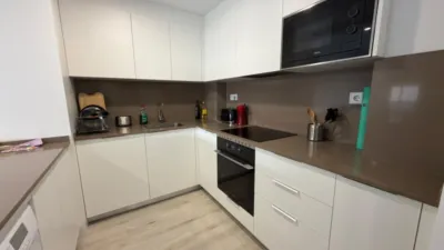 Duplex for sale in Sant Boi, second floor, total area 70 m², usable area 65 m². It features two double bedrooms, 2 full bathrooms with shower trays, adapted for people with disabilities, air conditioning (cooling and heating), and central heating. The property is less than 5 years old. It includes a lift, external joinery (PVC), an open-plan kitchen, and an exterior living/dining room with a balcony. Condition: sunny. Private terrace of approximately 15 m² on the second floor. Flooring: parquet, double glazing, exterior facing. Emissions energy rating: B 5, consumption energy rating: B 50. This is a highly efficient climate control system that extracts up to 77% of ambient energy from the outside air via a heat pump to provide heating, cooling, and hot water. Additionally, the flat is equipped with home automation. Good location, close to shops, schools, health centers, cafés, and more. photo 5