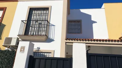 Townhouse in Palomares del Río photo 4