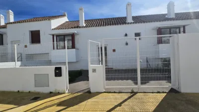 Semi-detached chalet in Urbanización Doña Julia photo 2