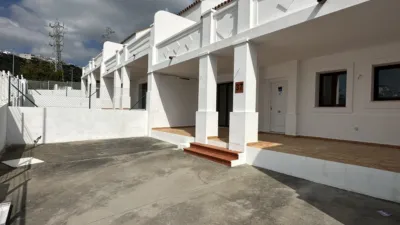 Semi-detached chalet in Urbanización Doña Julia, No. 1 photo 2