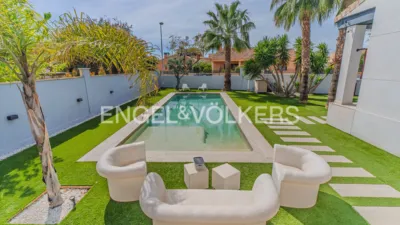 Casa en venta en Calle del Centauro, cerca de Calle de Prudencio La Viña - Lisää