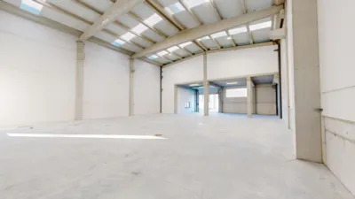 Nave industrial en venta en Calle de Oliveras - Vista 3