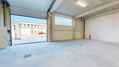 Nave industrial en venta en Calle de Oliveras - Más
