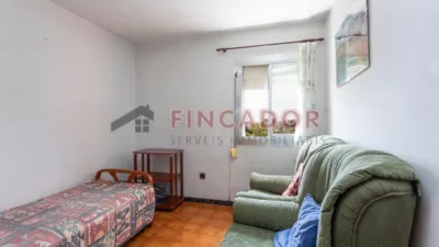 Piso en venta en Via Favència, cerca de Carrer de Joaquim Puig i Pidemunt, Roquetes (Distrito Nou Barris. Barcelona Capital) de 165.000 €