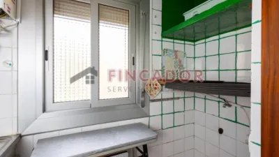 Piso en venta en Via Favència, cerca de Carrer de Joaquim Puig i Pidemunt, Roquetes (Distrito Nou Barris. Barcelona Capital) de 165.000 €