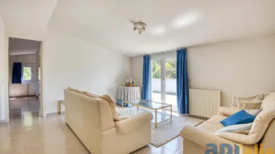 Detached house on Avinguda del Canigó photo 5