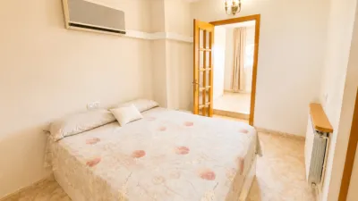 Ático en venta en Carrer d'Àngel Guimerà, cerca de Carrer de Ramon Sambola, Centre (Salt) de 215.000 €