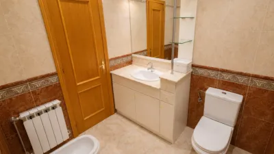 Ático en venta en Carrer d'Àngel Guimerà, cerca de Carrer de Ramon Sambola, Centre (Salt) de 215.000 €