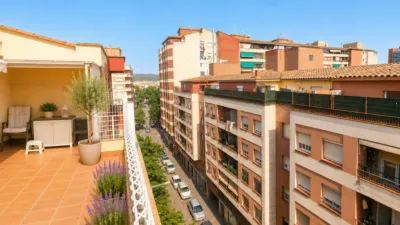 Ático en venta en Carrer d'Àngel Guimerà, cerca de Carrer de Ramon Sambola, Centre (Salt) de 215.000 €