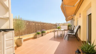 Ático en venta en Carrer d'Àngel Guimerà, cerca de Carrer de Ramon Sambola, Centre (Salt) de 215.000 €