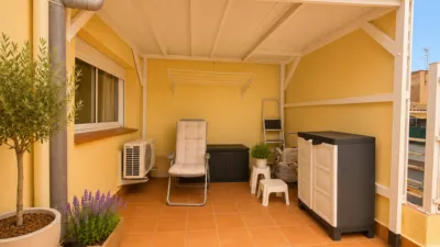 Ático en venta en Carrer d'Àngel Guimerà, cerca de Carrer de Ramon Sambola, Centre (Salt) de 215.000 €