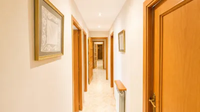 Ático en venta en Carrer d'Àngel Guimerà, cerca de Carrer de Ramon Sambola, Centre (Salt) de 215.000 €