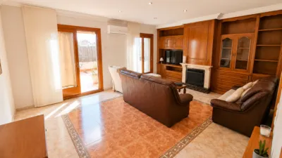 Ático en venta en Carrer d'Àngel Guimerà, cerca de Carrer de Ramon Sambola, Centre (Salt) de 215.000 €