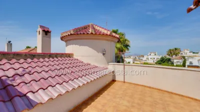Detached villa on Carrer de José Carreras photo 28