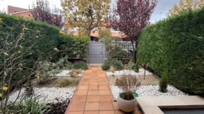 Chalet adosado en venta en Calle de Rosalía de Castro, Simancas de 456.000 €