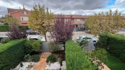 Chalet adosado en venta en Calle de Rosalía de Castro, Simancas de 456.000 €