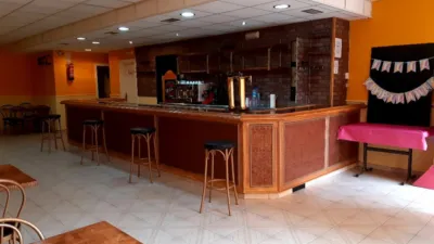 Local comercial en venta en Calle de Castelao - Más