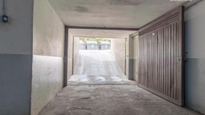 Garage for rent in Núcleo Urbano, Cangas of 300 €<span>/month</span>