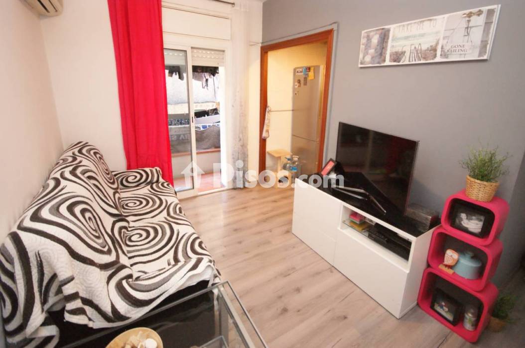 Salón de piso Cuéntame con terrazo, visillos y muebles de madera frente a salón Paco con chaise longue y televisor grande