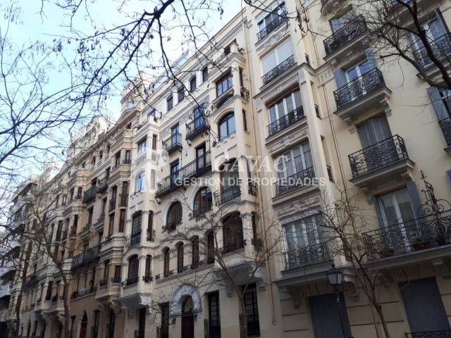 Piso En Alquiler En Calle De Manuel Cortina En Almagro Por 1 595 mes