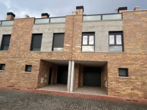 Casa adosada en calle Tempranillo