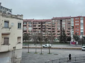 Casa pareada en Plaza Vega-San Pedro de Cardeña