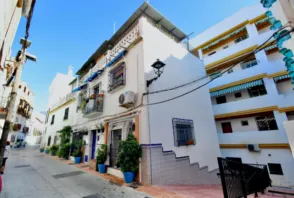 Terraced house in calle Postigos
